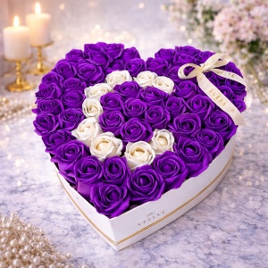 Aranjament floral personalizat cu litera, cutie inima alba cu 55 trandafiri de sapun, Mov-Alb