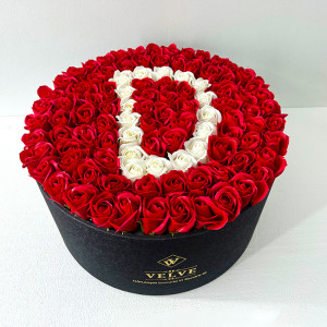 Aranjament floral personalizat cu litera, cutie rotunda neagra cu 101 trandafiri de sapun, D detaliu