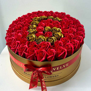 Aranjament floral personalizat cu litera G, in cutie rotunda aurie cu 55 trandafiri de sapun - Img 3