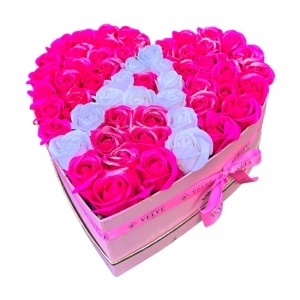 Aranjament floral personalizat cu litera, in cutie inima roz, 49 trandafiri de sapun, Fucsia-Alb cu sclipici - Img 4