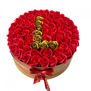 Aranjament floral personalizat cu litera L, in cutie rotunda aurie cu 55 trandafiri de sapun