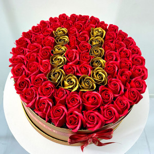 Aranjament floral personalizat cu litera U, in cutie rotunda aurie cu 75 trandafiri de sapun - Img 2