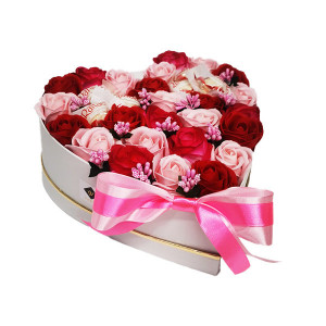 Aranjament floral personalizat, cutie alba in forma de inima cu trandafiri de sapun, rosu/roz