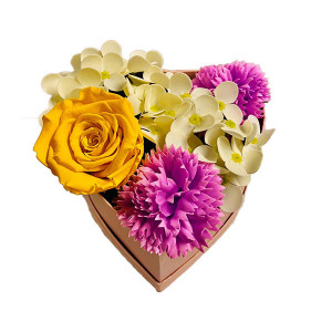 Aranjament Floral Pixie Pink cutie inima cu trandafir criogenat, cu decor de hortensii si garoafe de sapun Galben