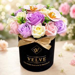 Aranjament floral premium in cutie de catifea neagra cu trandafiri si orhidee de sapun - Img 3