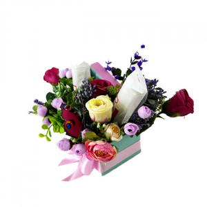 Aranjament floral Princess, cu flori si plante artizanale, trandafiri, eucalipt, fluturas si praline Raffaello1