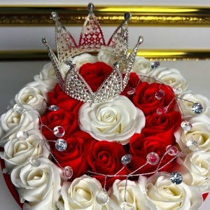 Aranjament floral Queen Rose cutie rotunda cu 25 trandafiri de sapun si coroana decorativa cu perle si detalii stralucitoare - Img 4