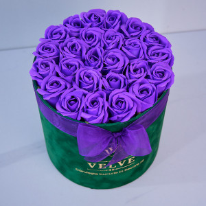 Aranjament floral Radiance, in cutie rotunda verde, cu 25 trandafiri mov din sapun