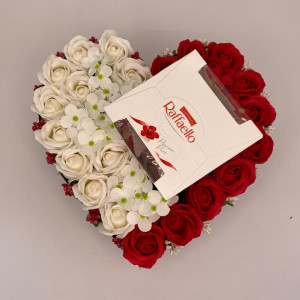 Aranjament floral Raffaello White Red, cutie inima cu trandafiri de sapun, hortensii si bomboane Raffaello