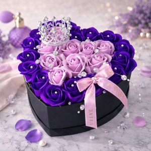 Aranjament floral Royal, 25 trandafiri de sapun si accesorii decorative, cutie in forma de inima, Mov-Roz