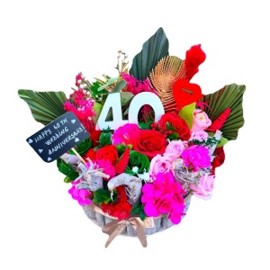 Aranjament floral rustic Anniversary cu flori din sapun, plante criogenate si pancarta personalizabila, pe baza rotunda din lemn