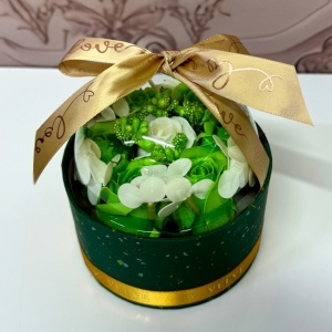 Aranjament floral Seven, in cutie rotunda cu 7 trandafiri din sapun, stamine si hortensi, Verde