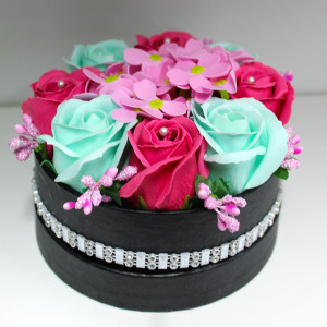 Aranjament floral Sisens, in cutie neagra cu strasuri, trandafiri si hortensii din sapun, Roz-Vernil1
