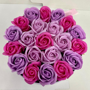 Aranjament floral Special Color in cutie rotunda cu 21 trandafiri sapun Mov-lila