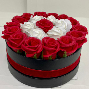 Aranjament floral Special Eternity in cutie rotunda cu 21 trandafiri sapun Rosu-alb