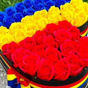Aranjament floral Tricolor, cu trandafiri din sapun, in cutie in forma de inima