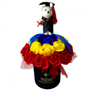 Aranjament floral Tricolor, drapelul Romaniei cu trandafiri din sapun si ursulet, in cutie rotunda