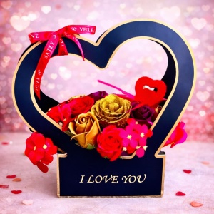 Aranjament floral Valentine, din trandafiri si hortensii de sapun, cu decoratiune catifelata, in cutie cu toarta si layout inima, Rosu-Auriu-Grena