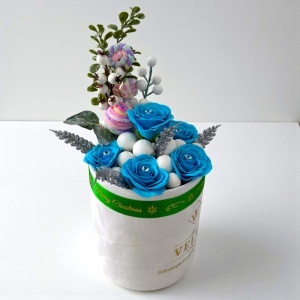Aranjament Floral Winter Blue cu trandafiri de sapun, globuri decorative si accente argintii, in cutie de catifea alba - Img 3