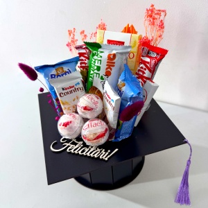 Aranjament pentru copii, Absolvent, in cutie neagra tip toca, prajitura Barni 30gr, ciocolata Kinder Country 23,5 gr, prajitura de mere Alka 60 gr, baton KitKat 40 gr, praline si tableta Raffaello, 20x20x25cm - Img 4