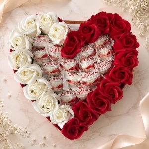 Aranjament premium in cutie inima Sweet Amore cu 23 trandafiri de sapun si 15 praline Raffaello - Img 5