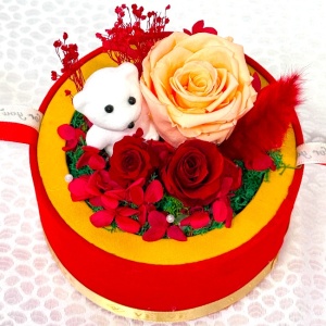 Aranjament Rose, cu flori criogenati, in cupola de plastic, decoratiune ursulet, in cutie rotunda de catifea - Img 2