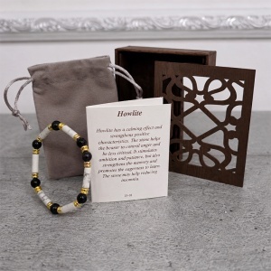 Bratara terapeutica din pietre naturale Howlite, pentru calmare si reducerea insomniei, cu saculet catifea si cutie din lemn sculptat - Img 3