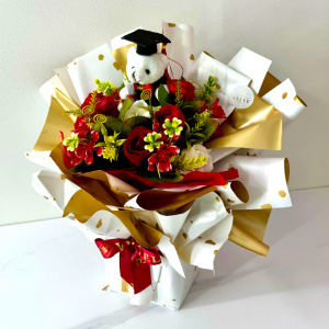 Buchet floral pentru absolvire, cu trandafiri, camelie si plante artificiale,  rosu inchis