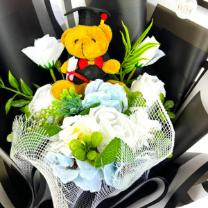 Aranjament floral pentru absolvire, in cutie patrata cu trandafiri, flori de mac si plate artificiale, Alb
