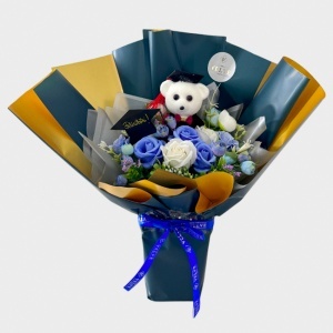 Buchet floral absolvire 2026, cu flori de sapun albastre, ursulet cu toca si pancarta text "Felicitari" - Img 3