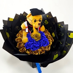 Buchet floral absolvire 2026 cu ursulet graduate si trandafiri de sapun albastru-auriu, 50x40 cm - Img 4