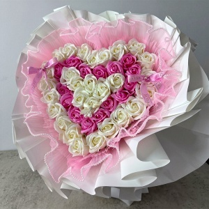 Buchet floral Amore in forma de inima cu trandafiri de sapun si tull cu perlute, inaltime 45 cm, Alb - Roz - Img 5