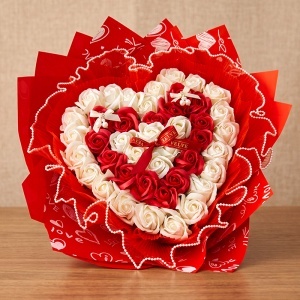 Buchet floral Amore in forma de inima cu trandafiri de sapun si tull cu perlute, inaltime 45 cm, Alb - Rosu - Img 5