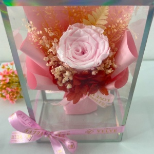 Buchet floral cu trandafir criogenat roz, hortensii si feriga, in cutie premium transparenta - Img 2