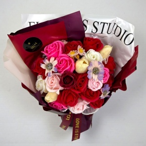 Buchet floral Eternal din flori artizanale, trandafiri si lalele de sapun, 22x30 cm, Rosu - Img 5