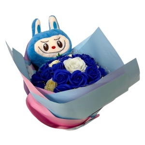 Buchet floral premium cu 35 trandafiri de sapun, iepuras plus in stil Labubu si LED, albastru crem, 50x30 cm - Img 4