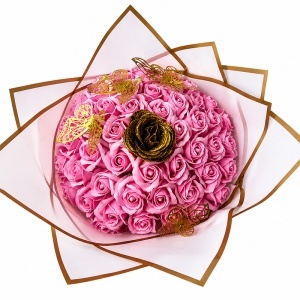 Buchet floral premium cu 51 trandafiri de sapun, fluturi decorativi si accente glitter, inaltime 45 cm, Roz - Auriu