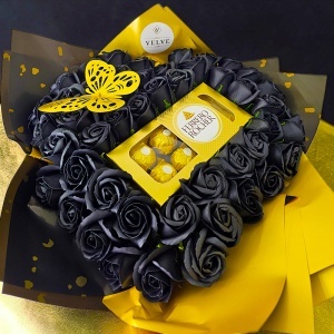 Buchet floral premium Heart Black in forma de inima cu 51 trandafiri de sapun si bomboane Ferrero Rocher, 45 cm - Img 5