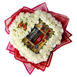 Buchet floral premium Heart White in forma de inima cu 61 trandafiri de sapun si bomboane Cherry in Dark Chocolate, 50 cm