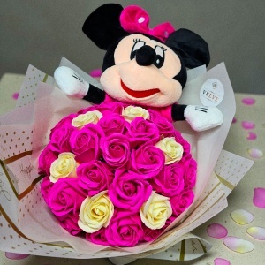 Buchet floral premium Minnie Mouse cu 31 trandafiri de sapun, 50 cm, Fucsia-Crem - Img 3