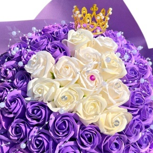 Buchet floral Royal Purple cu 101 trandafiri de sapun si accesorii decorative, 40 cm - Img 3