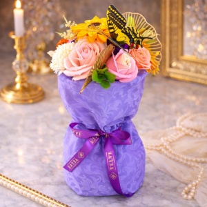 Buchet floral Symphony cu floarea soarelui, garoafe, trandafiri de sapun si plante artizanale, fluture decorativ, Mov