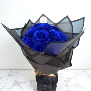 Buchet Glitter Roses cu 19 trandafiri albastri decorativi, buchet premium ambalat elegant, 40 cm
