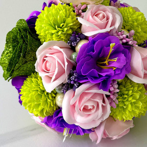 Buchet Mireasa cu trandafiri, stamine si dalii de sapun, multicolor 3