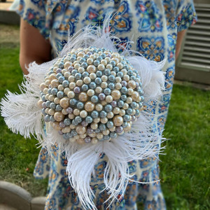 Buchet Mireasa din perle colorate si decorat cu pene naturale