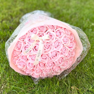 Buchet Pink Roses cu 51 trandafiri de sapun, 35 cm - Img 3