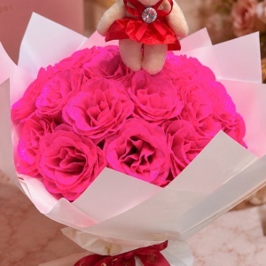 Buchet Pink Sparkle cu 25 trandafiri artizanali roz fucsia cu sclipici si ursulet de plus in rochita, inaltime 50 cm - Img 2