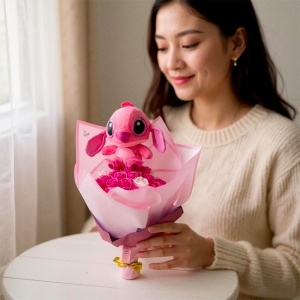 Buchet premium Stitch cu 31 trandafiri de sapun, Roz-Alb - Img 3