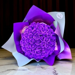 Buchet Purple Roses cu 51 trandafiri de sapun, 35 cm - Img 5