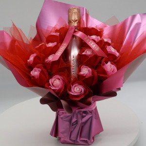 Buchet Rose cu pancarta si text "La multi ani!", trandafiri de sapun in degrade si spumant Bottega Rose Gold, 200ml